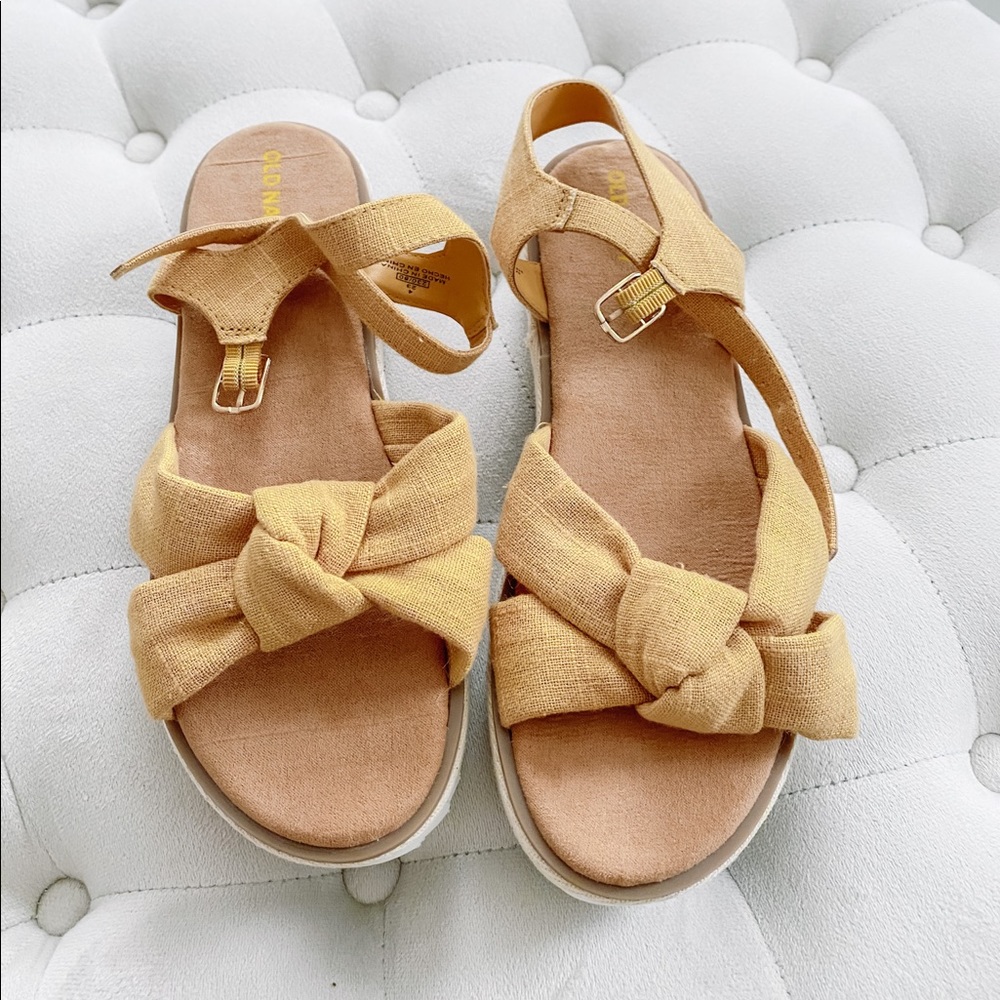 Old Navy sandal, youth girl size 4